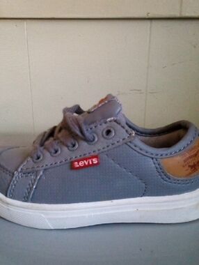 Levi's Kids Light Gray Canvas Lace-Up Sneakers with Red Logo